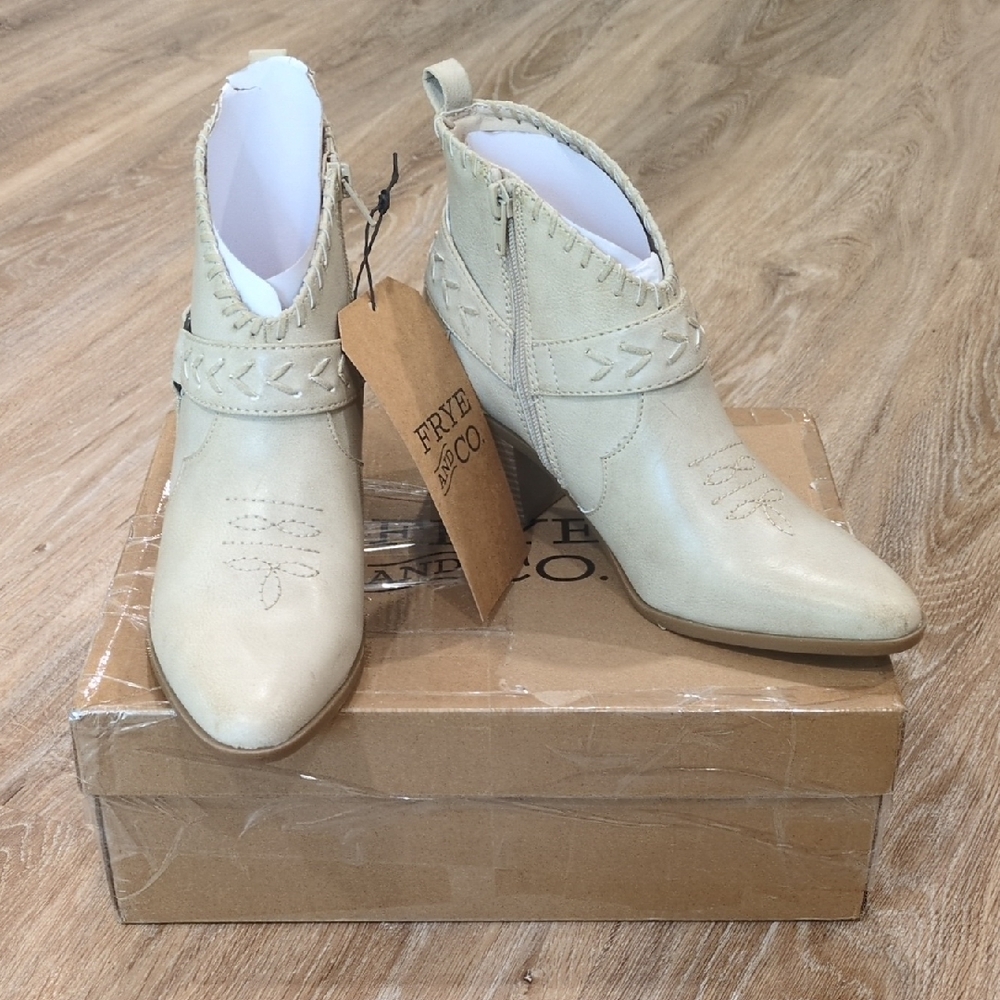 ❤️👢🐎💢NIB Frye & Co Cream Ankle Boots Women's size 7 M❤️👢🐎